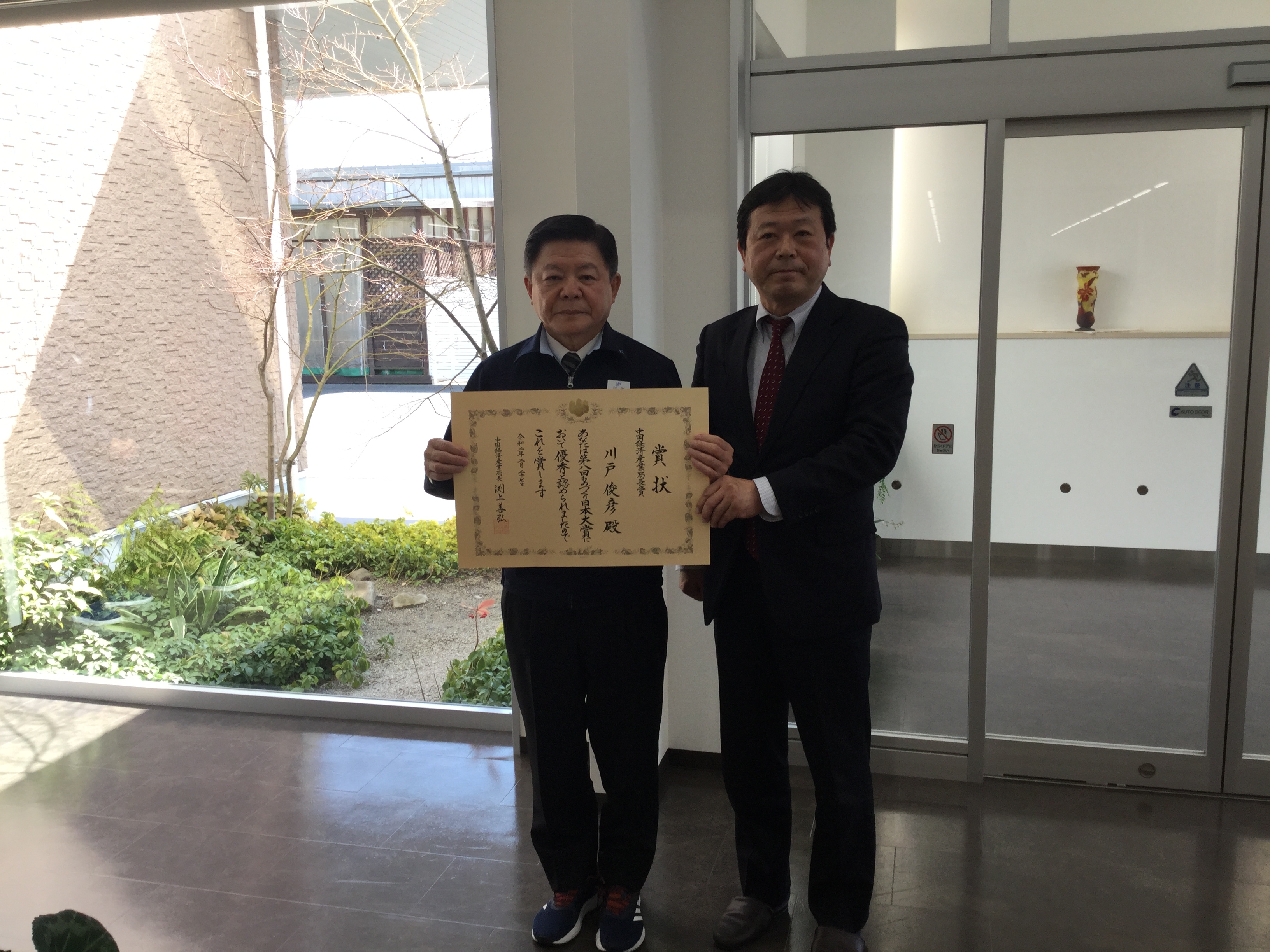 左：川⼾社⻑ 右：中国経済産業局 藤本様