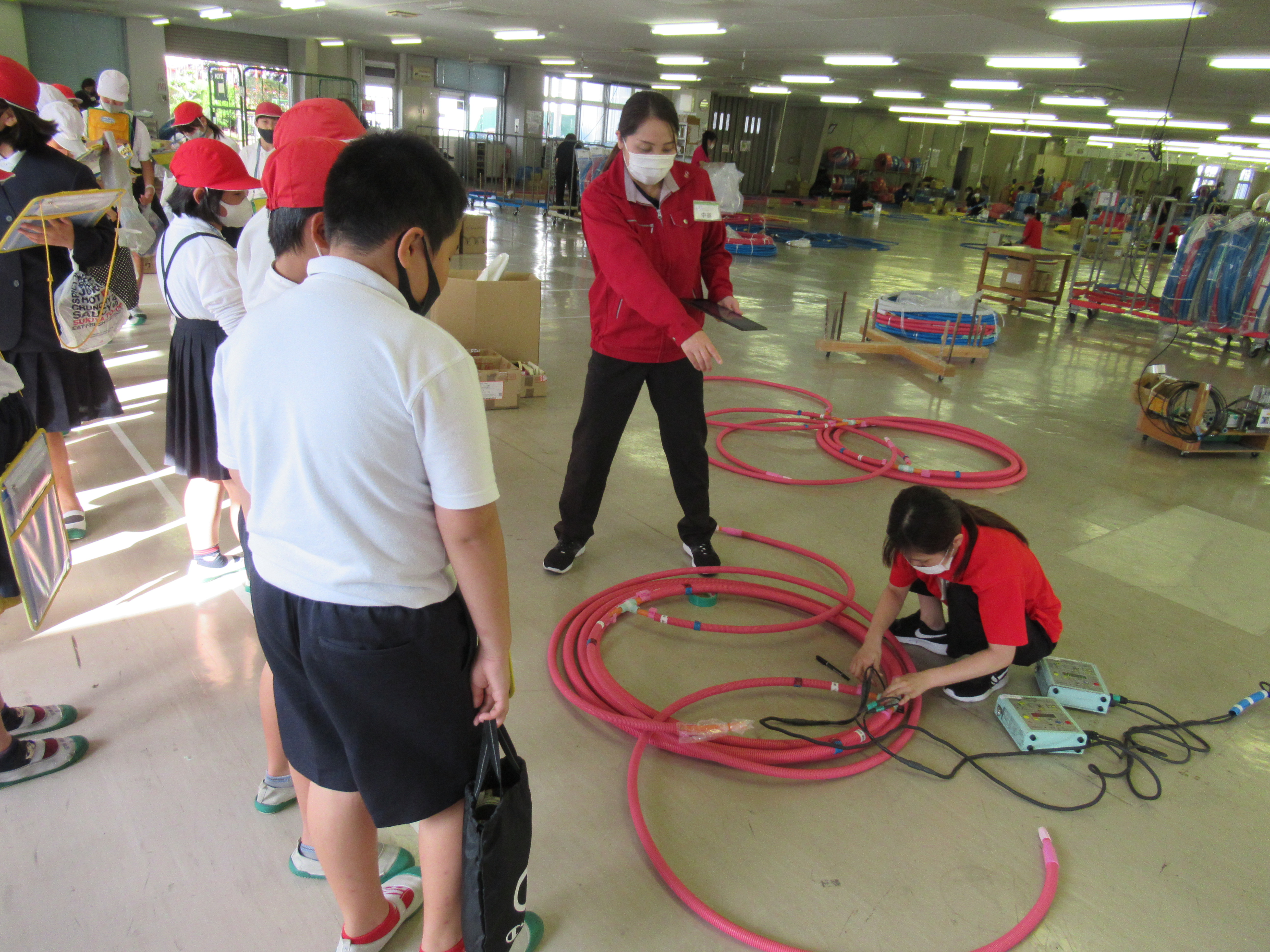 樹脂製品の組み立てを見学