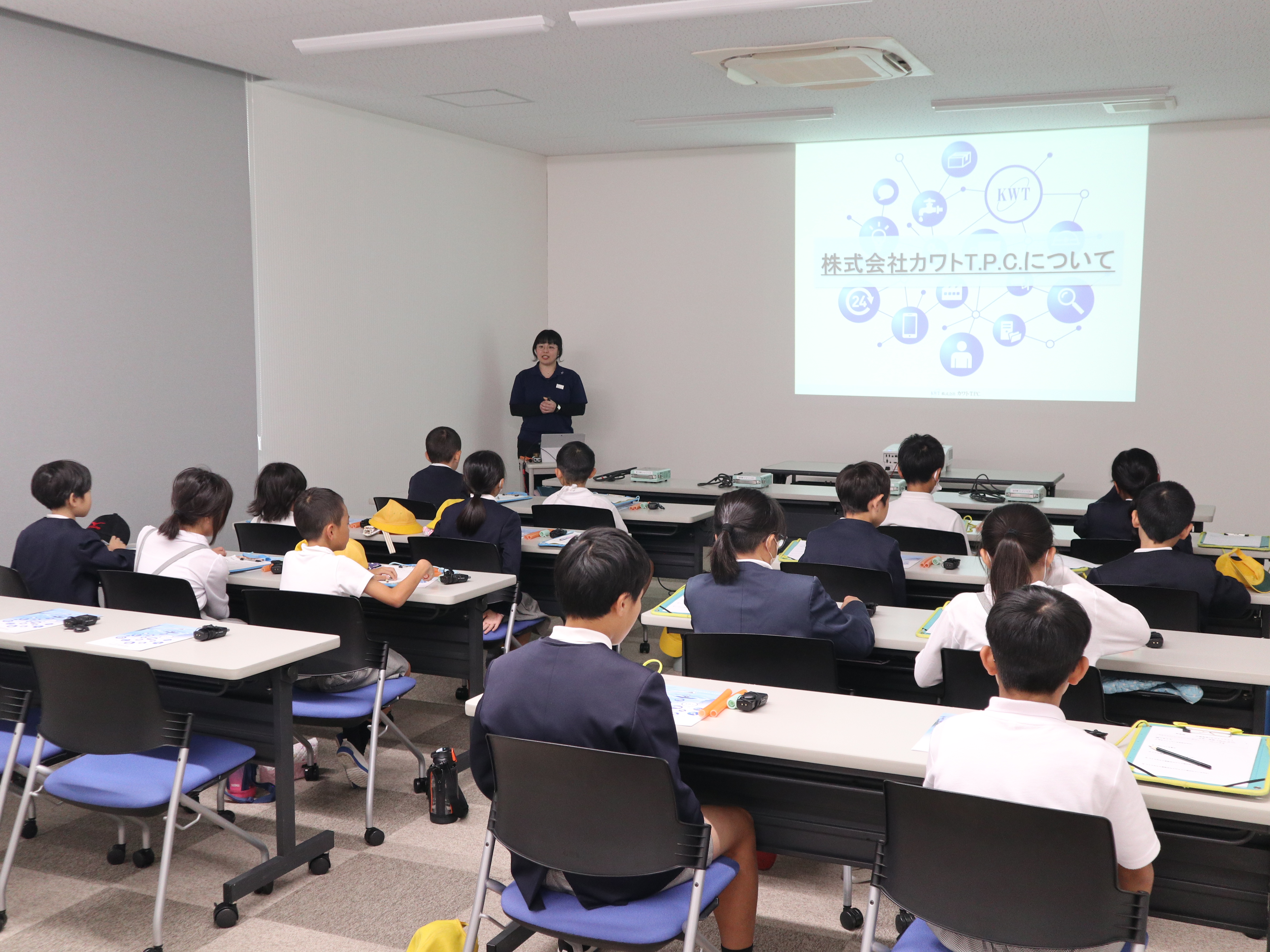 そお小学校の3年生と5年生が会社見学に来られました。