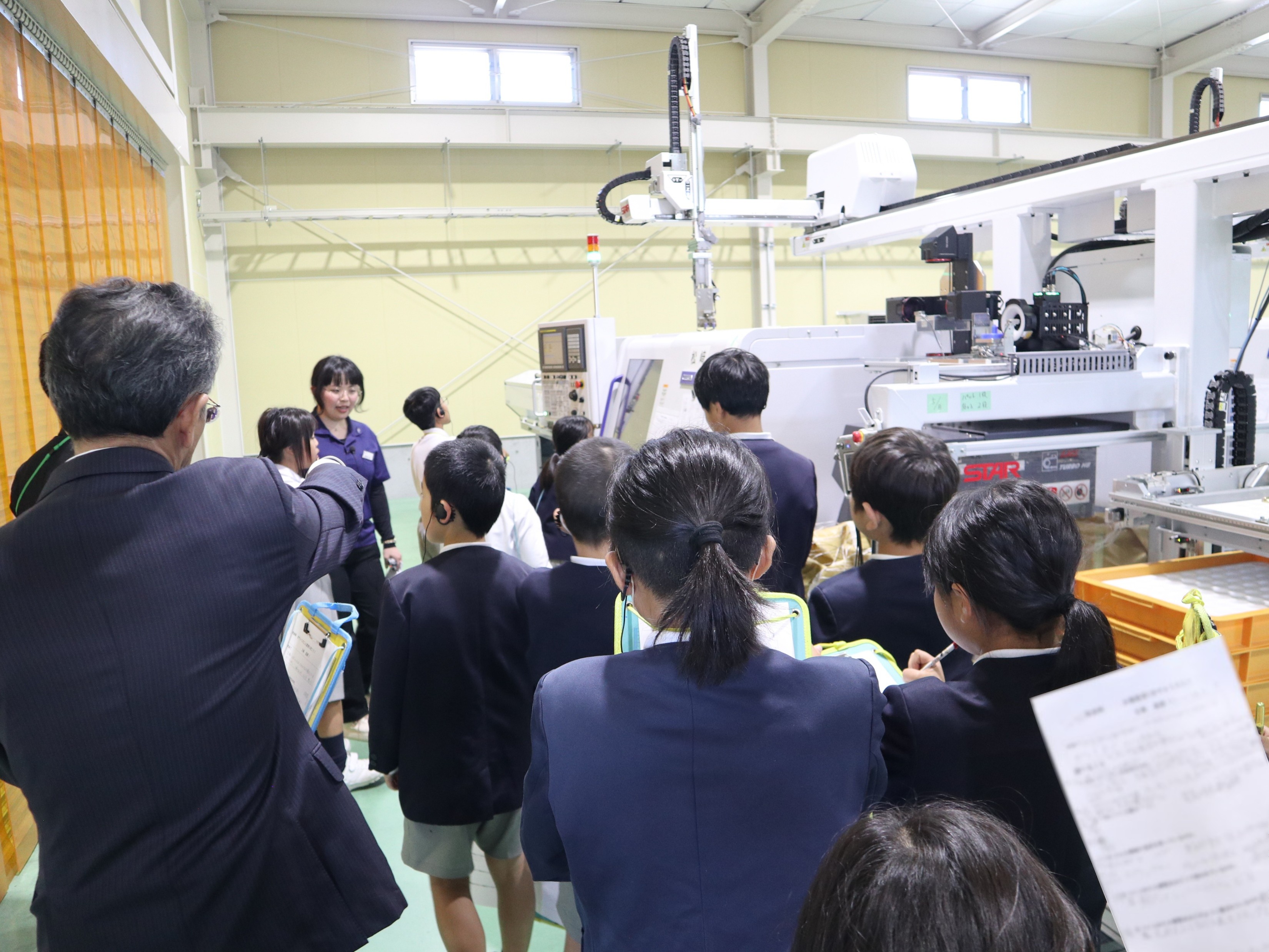 そお小学校の3年生と5年生が会社見学に来られました。