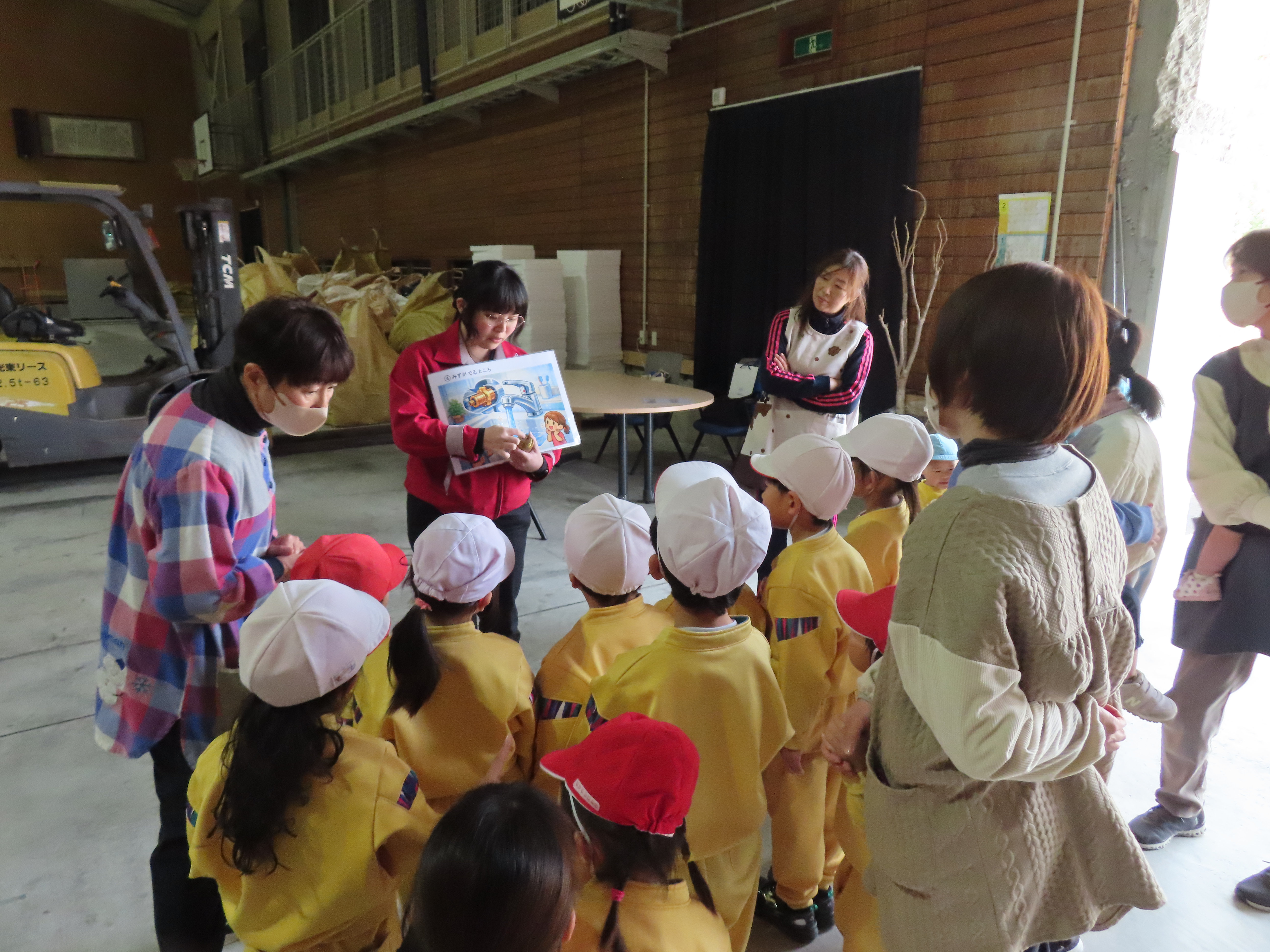 萩市須佐保育園の園児たちが工場見学に来られました。