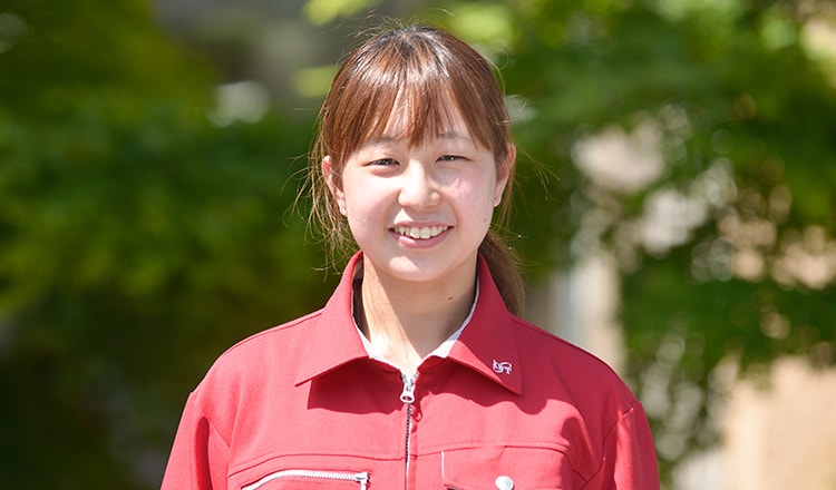 みんなで一生懸命、生産スケジュールに沿った生産を心がけています 樹脂加工事業部 EMX3G 中林 麻衣 （2017年入社）
